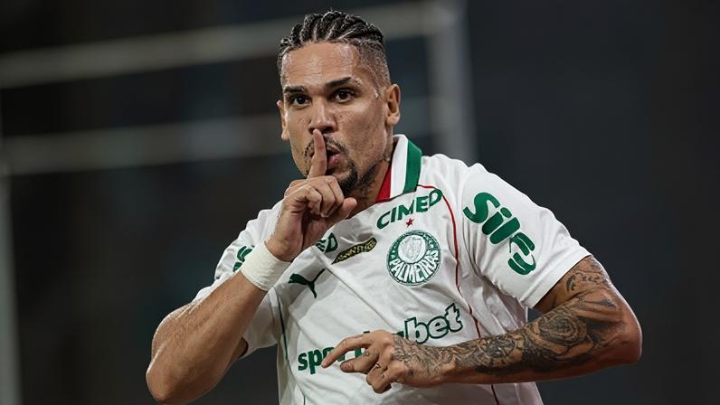 Paulinho comemora terceiro gol do Palmeiras contra o Flamengo