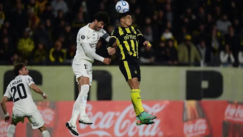 Peñarol x Corinthians pela Copa Libertadores (Foto: Dante FERNANDEZ / AFP)