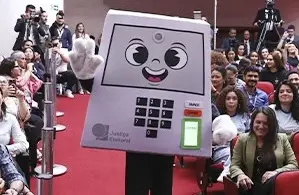 TSE lança mascote da urna eletrônica sem gênero e aumenta desconfiança