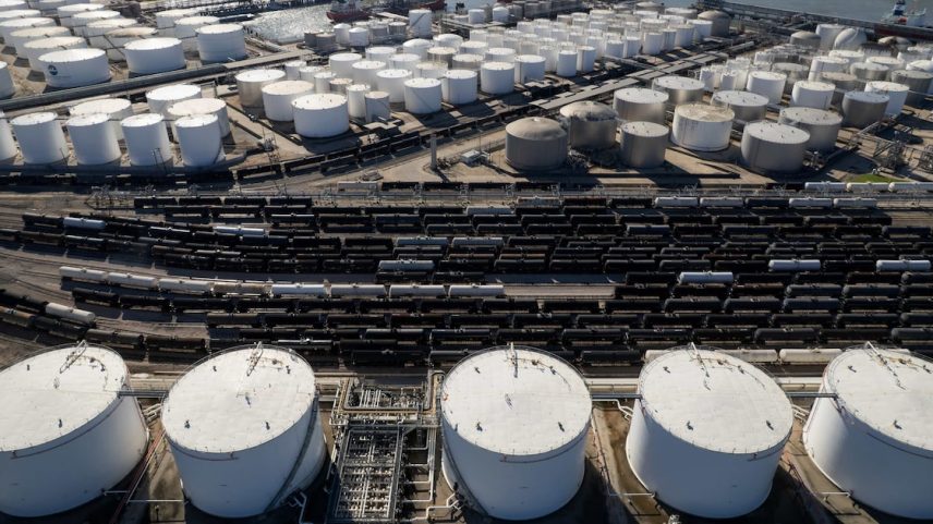 Ibovespa sobe com alívio no petróleo; dólar cai a R$ 4,93