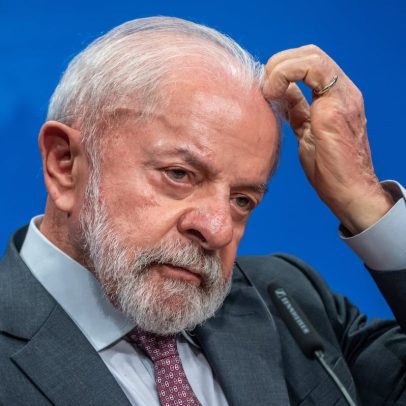 Lula vota apesar de críticas e pressões políticas