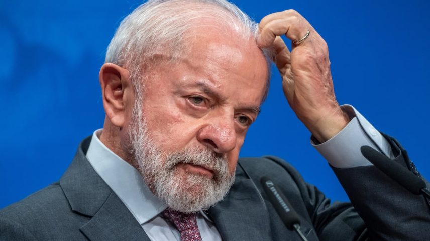 Lula vota apesar de críticas e pressões políticas