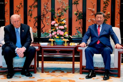 El presidente chino, Xi Jinping (a la derecha), y el presidente estadounidense, Donald Trump, mantienen una reunión en Pekín, este viernes.