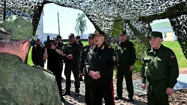 El presidente bielorruso, Aleksandr Lukashenko (centro), reunido con el personal de una base militar en el distrito de Asipovichy, el pasado 21 de mayo.