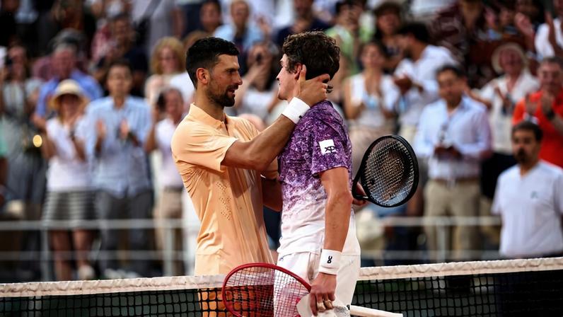 Novak Djokovic e João Fonseca (Foto: FFT)
