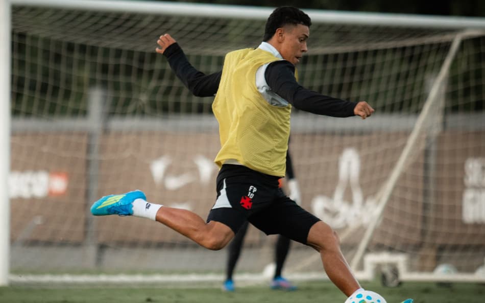 Rojas durante treino do Vasco no CT Moacyr Barbosa (Foto: Matheus Lima/Vasco)