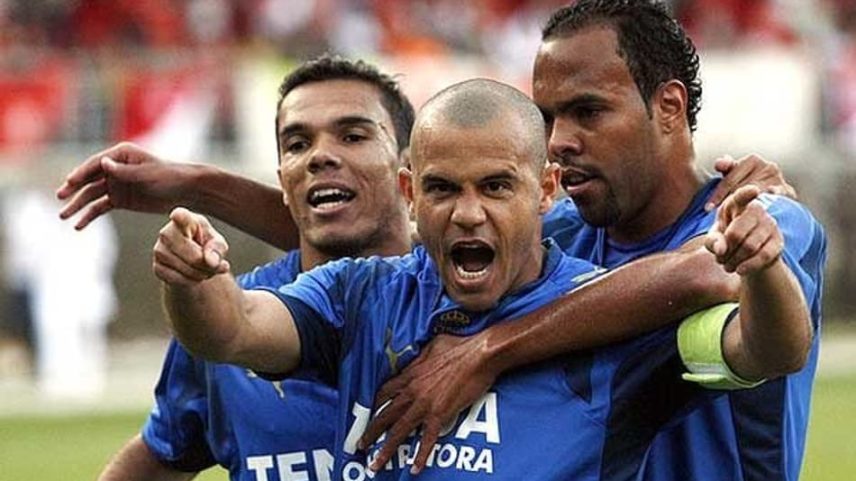 Roni celebra seu gol na vitória do Cruzeiro por 3 a 1 sobre o Palmeiras no Parque Antarctica, marcando uma estreia inesquecível pelo clube mineiro no Brasileirão 2007. (Foto: Cruzeiro)