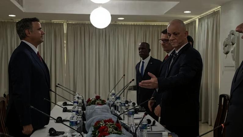 John Ratcliffe, a la izquierda, en reunión con funcionarios del régimen cubano, en La Habana, este jueves.