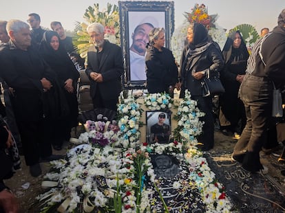 Ceremonia en recuerdo de manifestantes fallecidos en las protestas contra las autoridades de Irán de enero, el pasado 18 de febrero en un cementerio de Teherán.