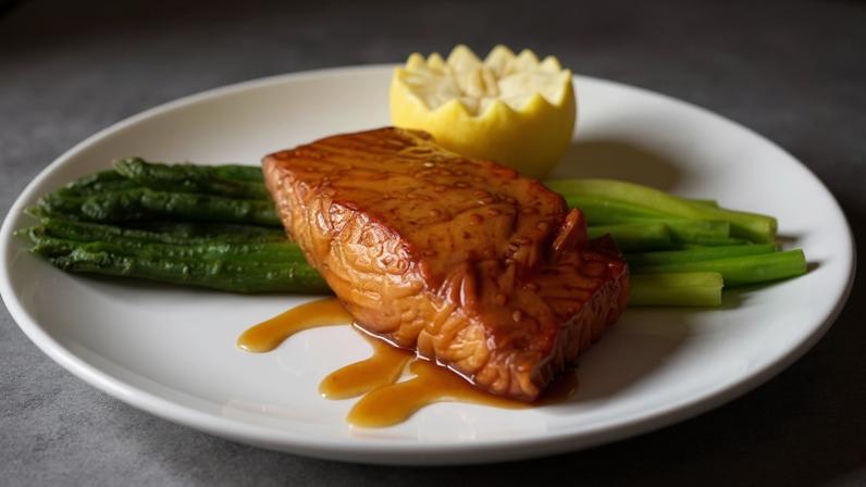 Salmão com molho teriyaki e aspargo (Imagem: The Image Party | Shutterstock)