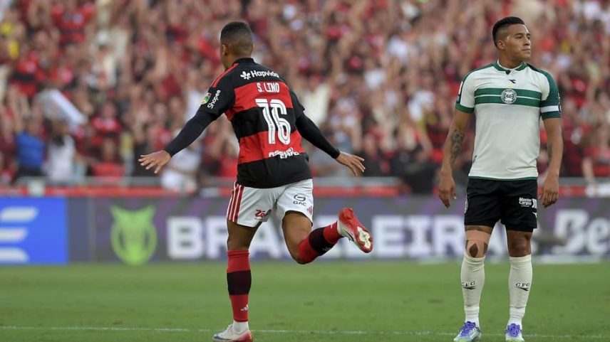 Samuel Lino comemora gol pelo Flamengo contra o Coritiba no Maracanã (Foto: Dhavid Normando/Código 19/Folhapress)