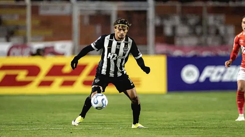 Scarpa contra o Cienciano (Foto: Pedro Souza / Atlético)