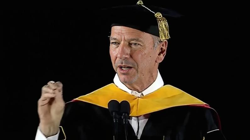 Ex-CEO do Google mal consegue falar sobre IA enquanto é vaiado