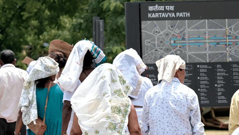 People cover their heads in Delhi’s heatwave, where temperatures are hitting 40°C and above. Image credit by InOldNews/Sanshey Biswas via Flickr (CC BY 2.0).