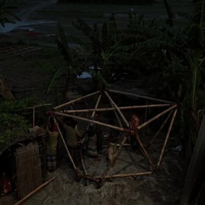 Em Bangladesh propenso a inundações, casas pequenas são feitas para acompanhar o rio