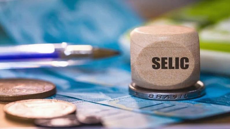 A palavra SELIC escrita em um dado de madeira. Taxa básica de juros. Brasil. Economia e investimentos brasileiros
