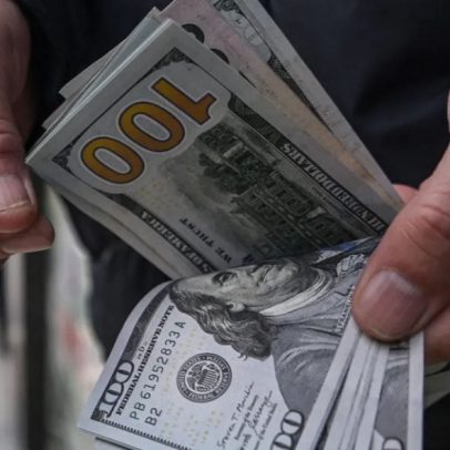 Dólar fecha abaixo de R$ 4,90 pela primeira vez em 28 meses