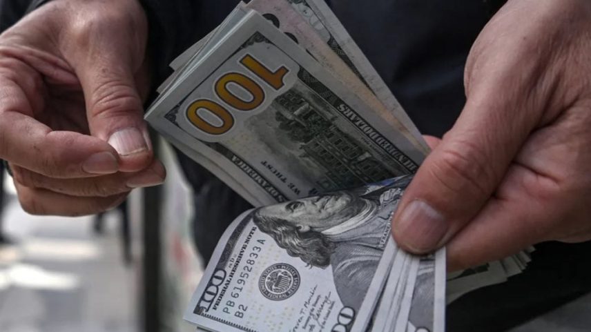 Dólar fecha abaixo de R$ 4,90 pela primeira vez em 28 meses