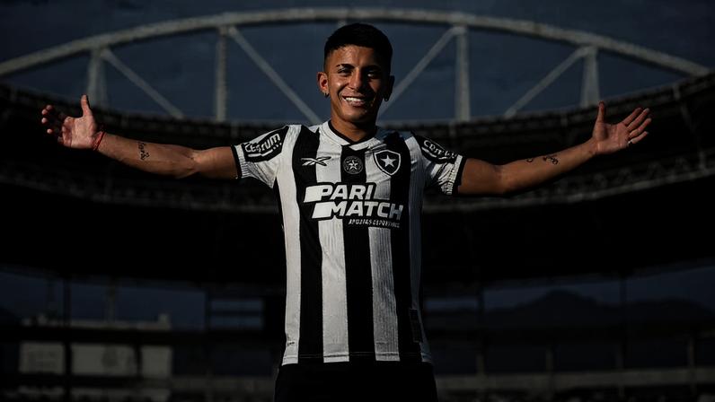 Thiago Almada foi comprado pelo Botafogo em 2024 (Foto: Divulgação / Botafogo)