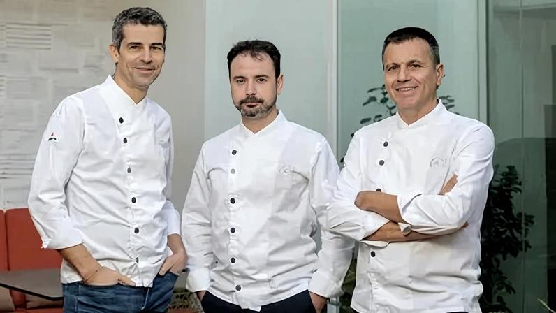 Chefs Mateu Casañas, Eduard Xatruch e Oriol Castro do premiado Restaurante Disfrutar