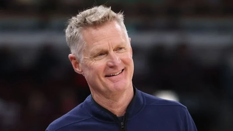 Steve Kerr renova contrato e segue como técnico do Warriors