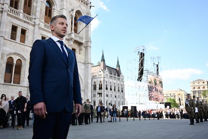 Magyar inaugura mudança de regime na Hungria