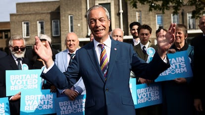 Nigel Farage celebra una victoria electoral en el municipio de Havering, en Inglaterra, este viernes.