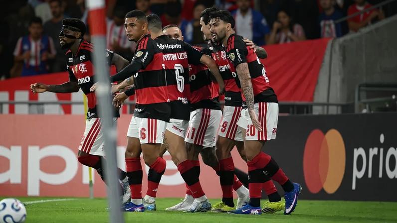 Time do Flamengo comemorando contra o Cusco (Foto: Mauro PIMENTEL / AFP)