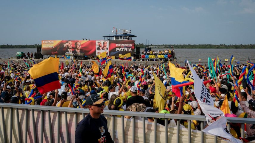 Seguidores de Abelardo de la Espriella asisten a su evento de cierre de campaña en el malecón de Barranquilla, este sábado.