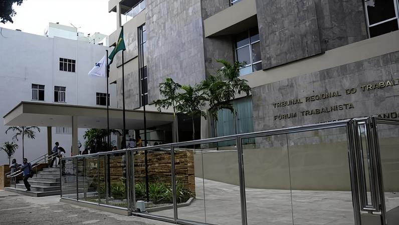 Justiça condena advogadas por uso de comando oculto de IA para induzir sentença