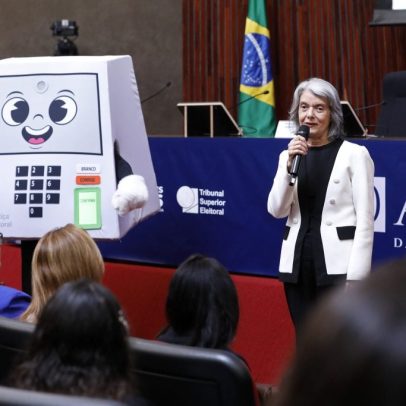 Urna eletrônica reduz fraudes eleitorais, diz Cármen Lúcia