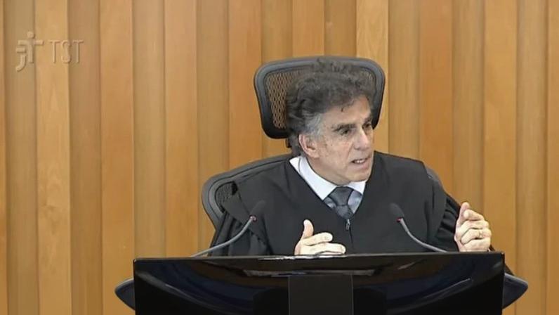 Ministros do TST discutem juízes vermelhos e azuis