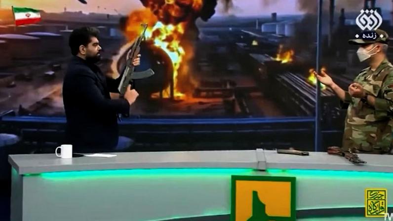 Un presentador de la televisión estatal iraní simuló disparar con un rifle contra una bandera de los Emiratos Árabes Unidos el pasado día 15 en Teherán.
