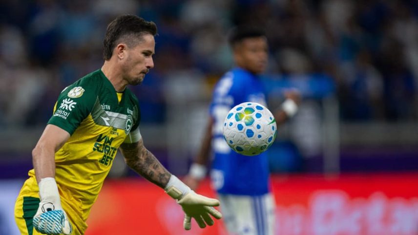 Tadeu sofre lesão e deixa ambulância após eliminação do Goiás na Copa do Brasil