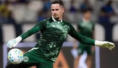 Goleiro do Goiás sofre grave fratura após duelo com Cruzeiro