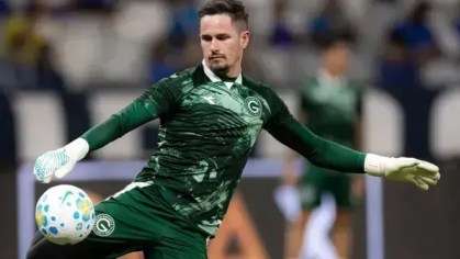 Goleiro do Goiás sofre grave fratura após duelo com Cruzeiro