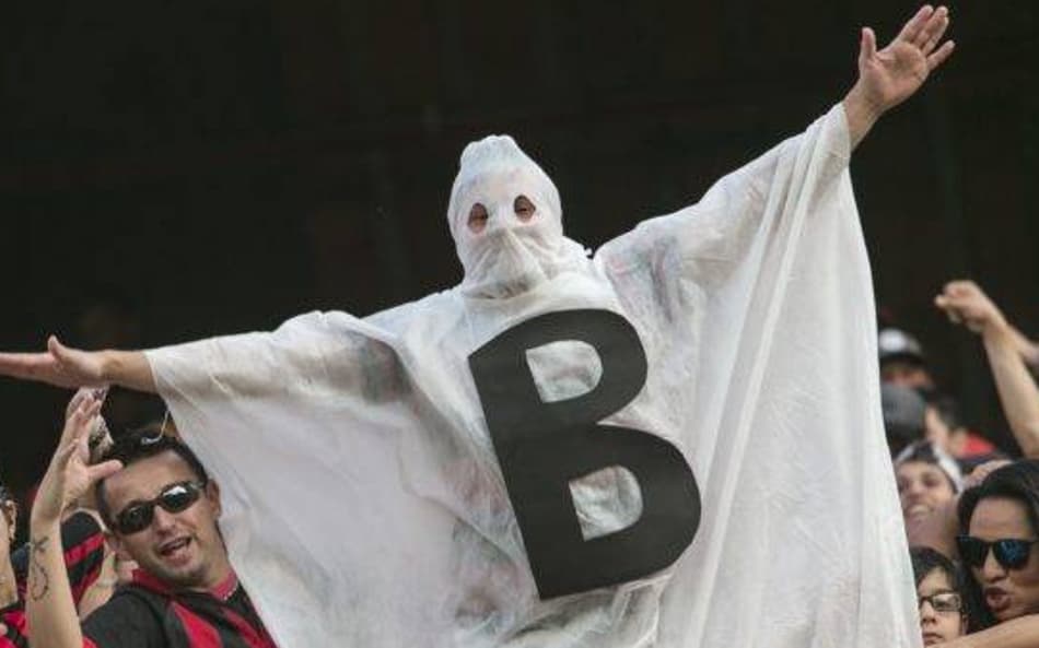 Torcedor fantasiado de 'fantasma do rebaixamento' no Brasileirão (Foto: Reprodução)