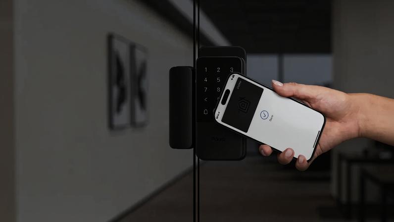 The Aqara Smart Glass Door Lock U500 doesn’t require any drilling.