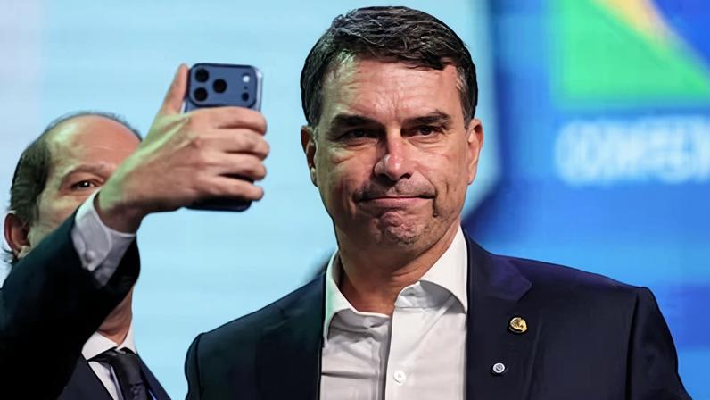 El senador Flávio Bolsonaro, este martes en un acto político en Brasilia.