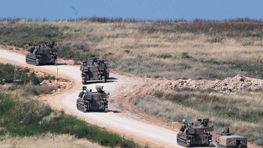 Vehículos militares israelíes en territorio libanés, este miércoles.