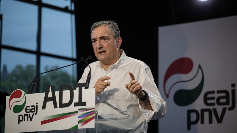 El presidente del PNV, Aitor Esteban, interviene durante el mitin que el partido ha organizado este domingo en Durango, Bizkaia.