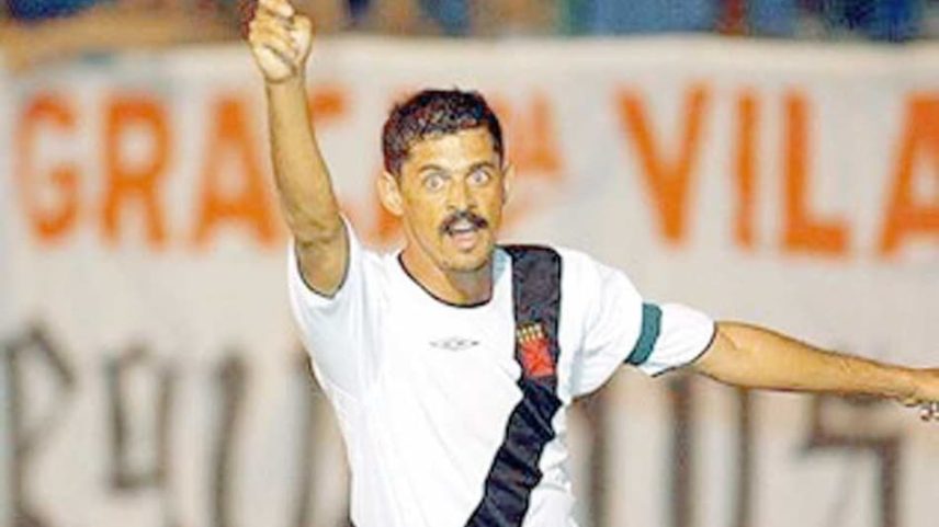 O veterano Valdir Bigode e o jovem Muriqui celebram a importante vitória do Vasco da Gama em Porto Alegre, pela 11ª rodada do Campeonato Brasileiro de 2004. (Reprodução)