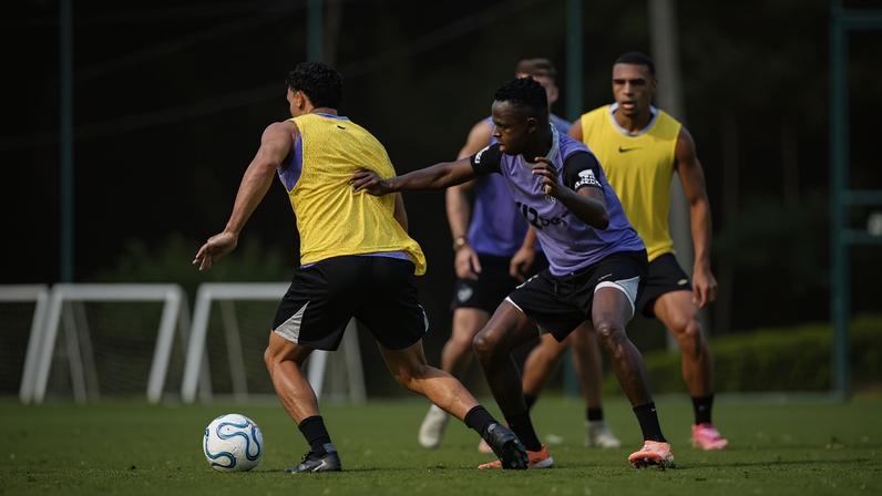 Victor Hugo em disputa em treinamento no Atlético (Foto: Pedro Souza / Atlético)