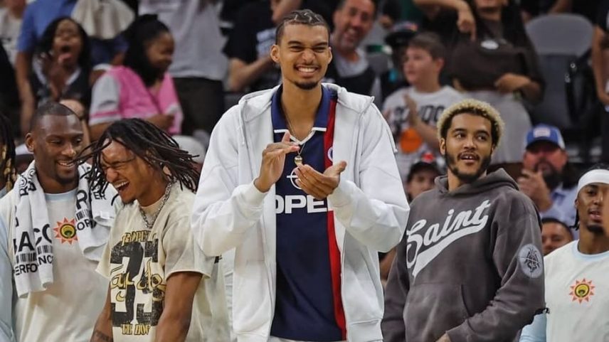 Wembanyama com a camisa do PSG (FOTO: Divulgação)