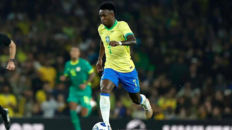 Vini Jr. em ação jogando pela Seleção Brasileira (Foto: @rafaelribeirorio/CBF)