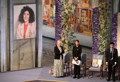 Nobel da Paz Narges Mohammadi deixa prisão para tratamento médico no Irã