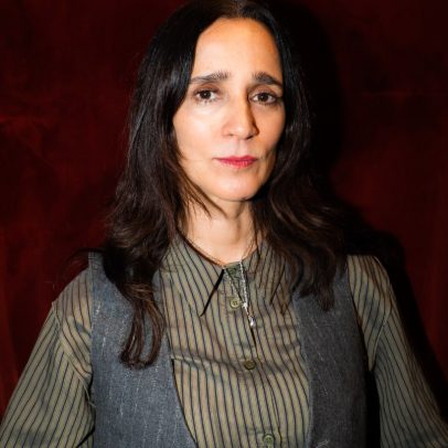Julieta Venegas retorna às raízes e lança seu trabalho mais ambicioso