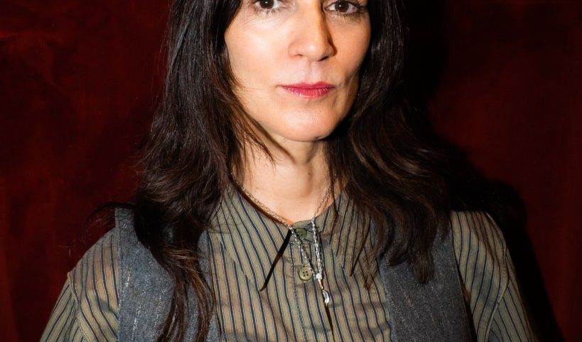Julieta Venegas retorna às raízes e lança seu trabalho mais ambicioso