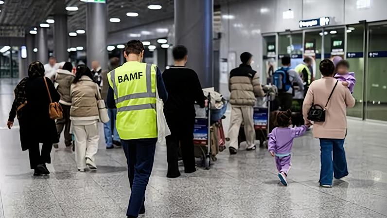 Un grupo de afganas llega al aeropuerto de Hannover (Alemania), en noviembre de 2025.
