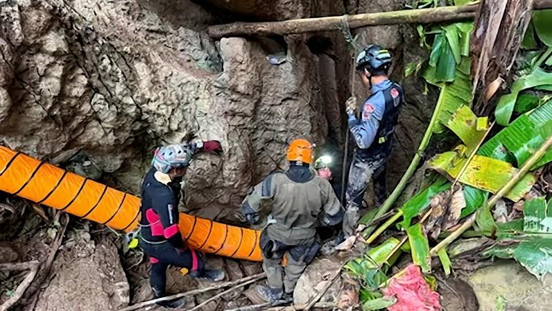 Cinco dos sete resgatados com vida de caverna em Laos após uma semana